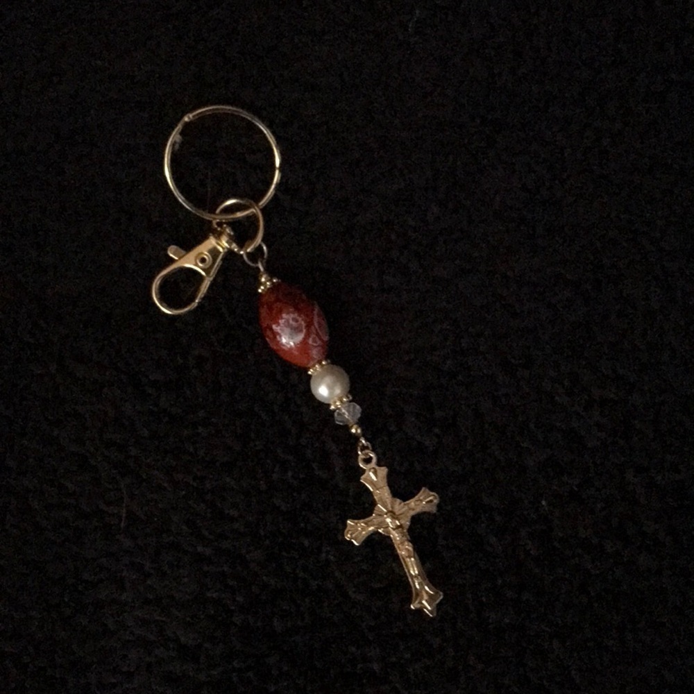 LOVELY HANDCRAFTED Red & White Glass Bead—Goldtone Keychain - Picture 3 of 5